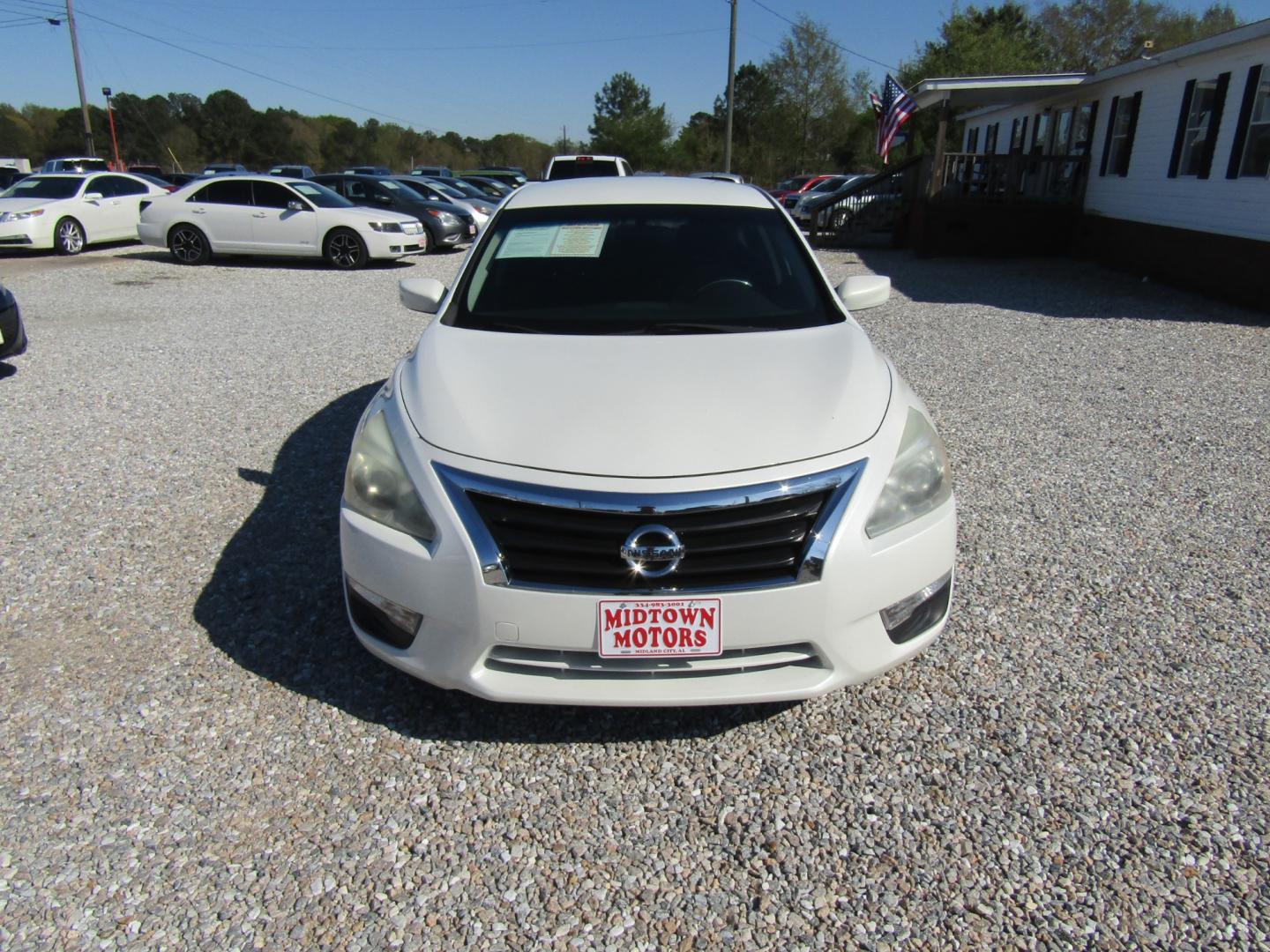 2014 White Nissan Altima 2.5 SL (1N4AL3AP8EN) with an 2.5L L4 DOHC 16V engine, Automatic transmission, located at 15016 S Hwy 231, Midland City, AL, 36350, (334) 983-3001, 31.306210, -85.495277 - Photo#1